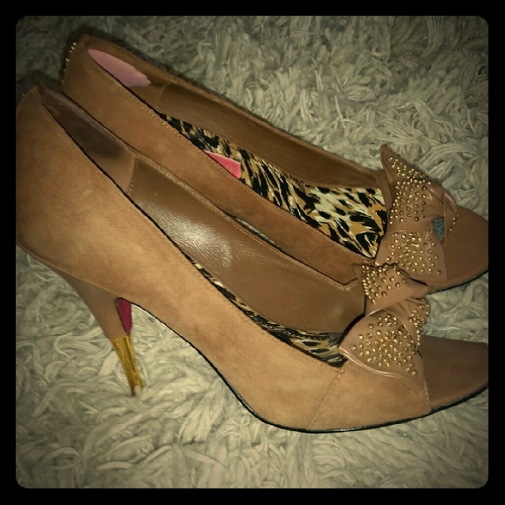 Betsey Johnson gold and tan heels.